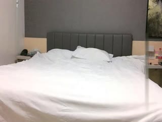 猛男网约良家小少妇和好友一起3P,前面插嘴后面扣穴,大屁股上位骑乘猛坐