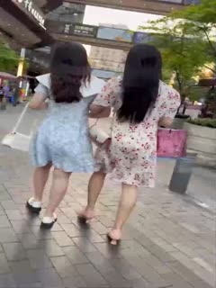 【高清街拍】无内学生妹.捂着裙子遮不住B外露,挑战各种情侣刺激！12部合集