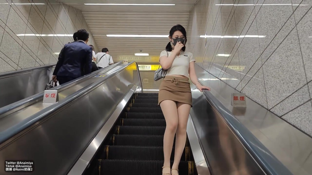 反差眼镜娘网红女神『奶咪』剧情系列，房东的玩物3 不穿内衣逛街任务 劲爆完美身材波涛胸涌 超嫩小穴
